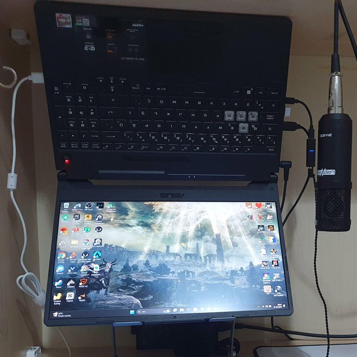 gamer-mounts-laptop-upside-down-on-wooden-shelf-to-use-it-as-desktop-gaming-rig-for-counter-strike