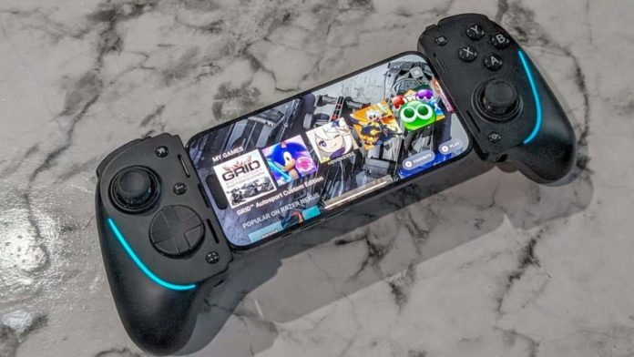 this-controller-turns-your-phone-into-a-gaming-console,-and-it