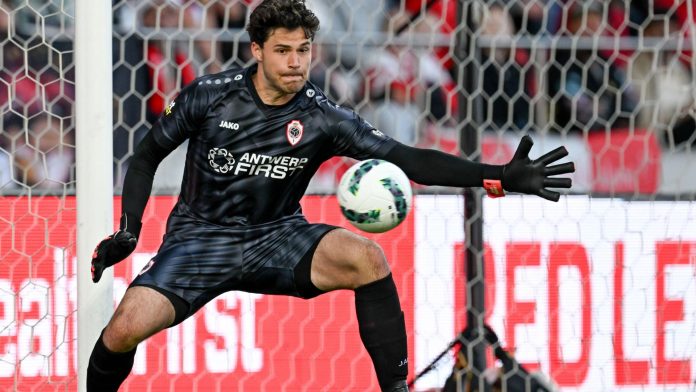 man-united-advance-in-pursuit-for-new-goalkeeper-as-andre-onana-misses-pre-season