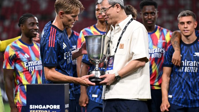 arsenal-bizarrely-lift-trophy-15-minutes-after-losing-penalty-shootout-against-ac-milan