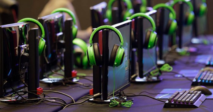 far-right-extremists-recruit-over-gaming-platforms,-researchers-say