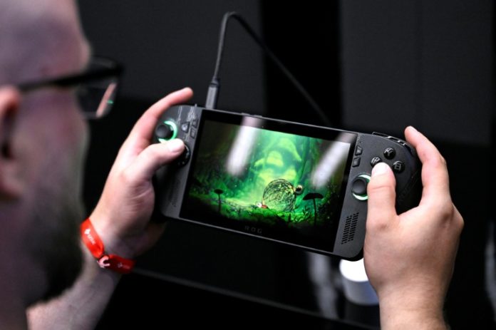 microsoft-re-joins-handheld-gaming-fight-against-nintendo